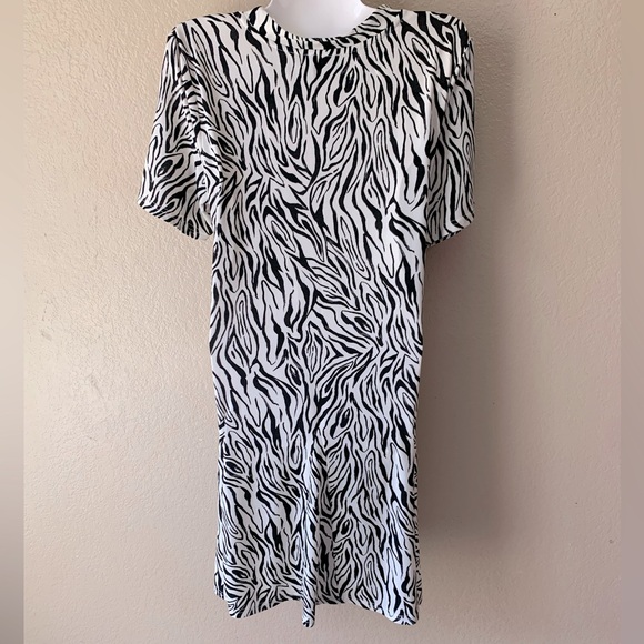 LEOTA Zebra Stripe Short Sleeve Artsy Swing Dress Size M - Picture 4 of 8